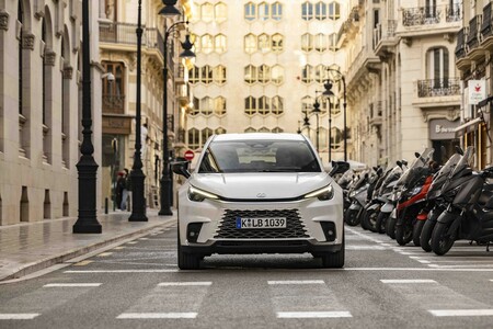 LEXUS NX LIDEREM KLASY PREMIUM W MAJU. LBX Z DEBIUTEM W TOP 10