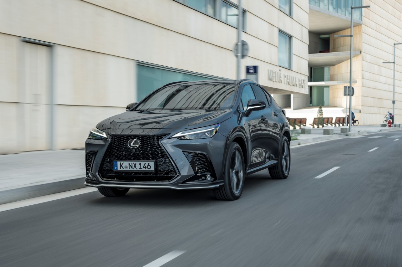 LEXUS NX LIDEREM KLASY PREMIUM W MAJU. LBX Z DEBIUTEM W TOP 10