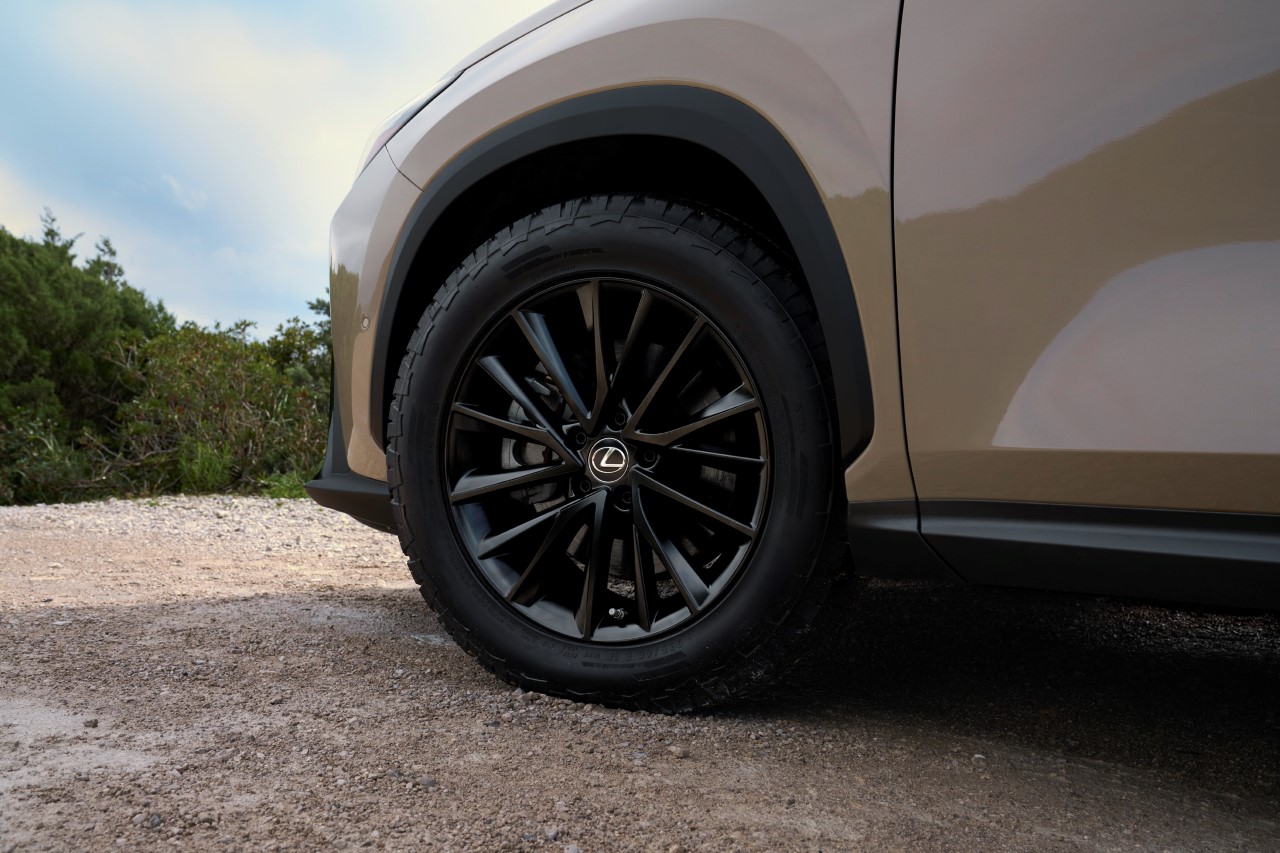 LEXUS NX 450h+ OVERTRAIL NA TARGACH TOKIO OUTDOOR SHOW
