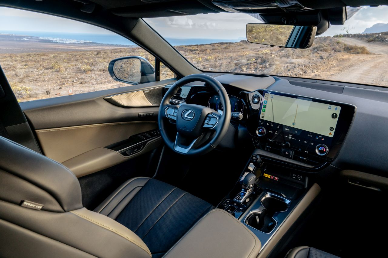 NOWY LEXUS NX OVERTRAIL. BESTSELLEROWY SUV W WERSJI, KTÓRA UMOŻLIWIA JAZDĘ W TERENIE