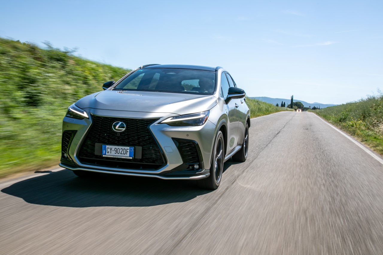 LEXUS NX W BOGATO WYPOSAŻONEJ WERSJI PRESTIGE Z NIŻSZYMI RATAMI W KINTO ONE
