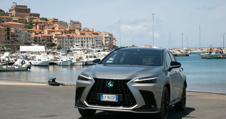 LEXUS NX W BOGATO WYPOSAŻONEJ WERSJI PRESTIGE Z NIŻSZYMI RATAMI W KINTO ONE