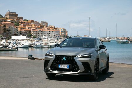 LEXUS NX W BOGATO WYPOSAŻONEJ WERSJI PRESTIGE Z NIŻSZYMI RATAMI W KINTO ONE