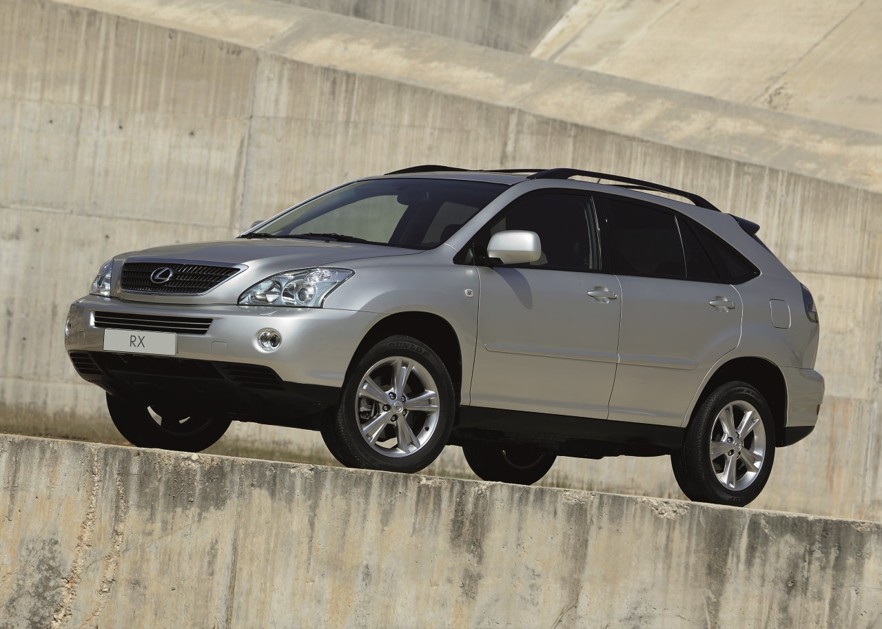 25 LAT TEMU LEXUS ROZPOCZĄŁ SPRZEDAŻ MODELU RX. TO NAJPOPULARNIEJSZE AUTO W HISTORII MARKI