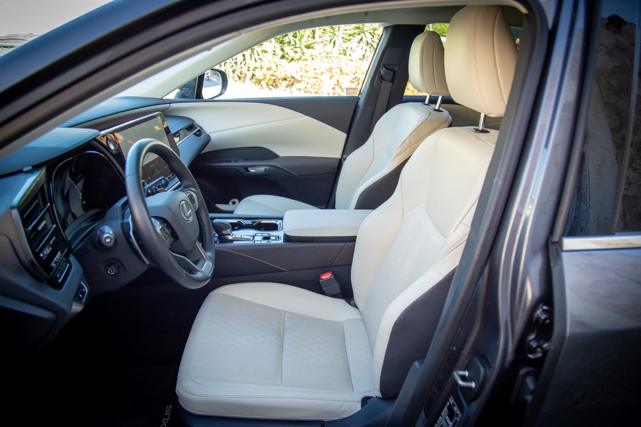 RX W NOWEJ OFERCIE SPECJALNEJ. FLAGOWY SUV LEXUSA OD 297 600 ZŁ