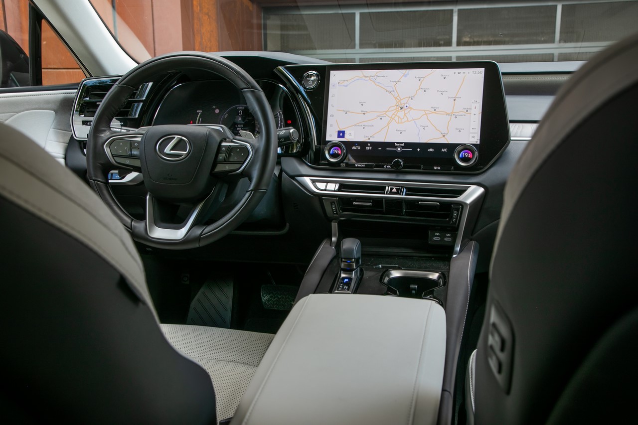 LEXUS RX NAJPOPULARNIEJSZYM GLOBALNIE MODELEM MARKI. JUŻ 4 MILIONY SPRZEDANYCH AUT