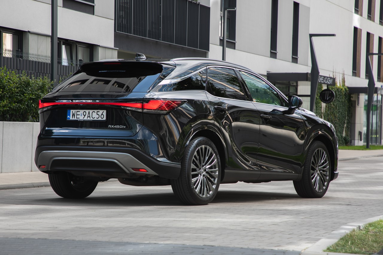 HYBRYDY PLUG-IN LEXUSA BARDZIEJ ELEKTRYCZNE NIŻ SPALINOWE. MNIEJSZE ZUŻYCIE ENERGII I LEPSZE WŁAŚCIWOŚCI JEZDNE