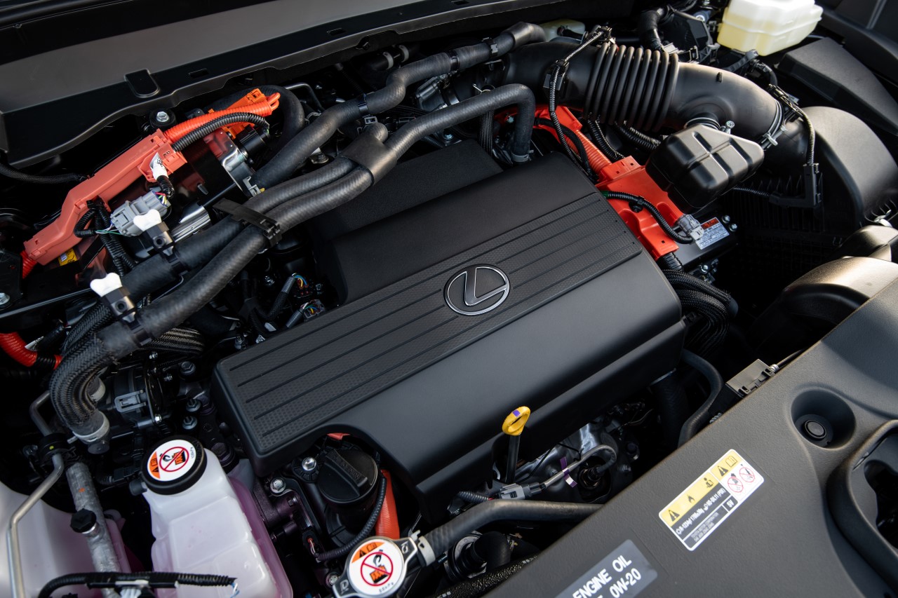 100 TYSIĘCY HYBRYD PLUG-IN LEXUSA NA DROGACH CAŁEGO ŚWIATA