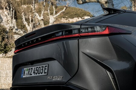 JAK WYCISZONO WNĘTRZE ELEKTRYCZNEGO LEXUSA RZ 450e