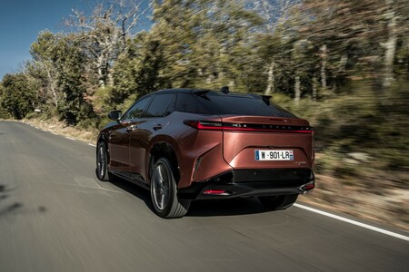 LEXUS RZ 450e ELEKTRYCZNYM SUV-EM ROKU W WIELKIEJ BRYTANII