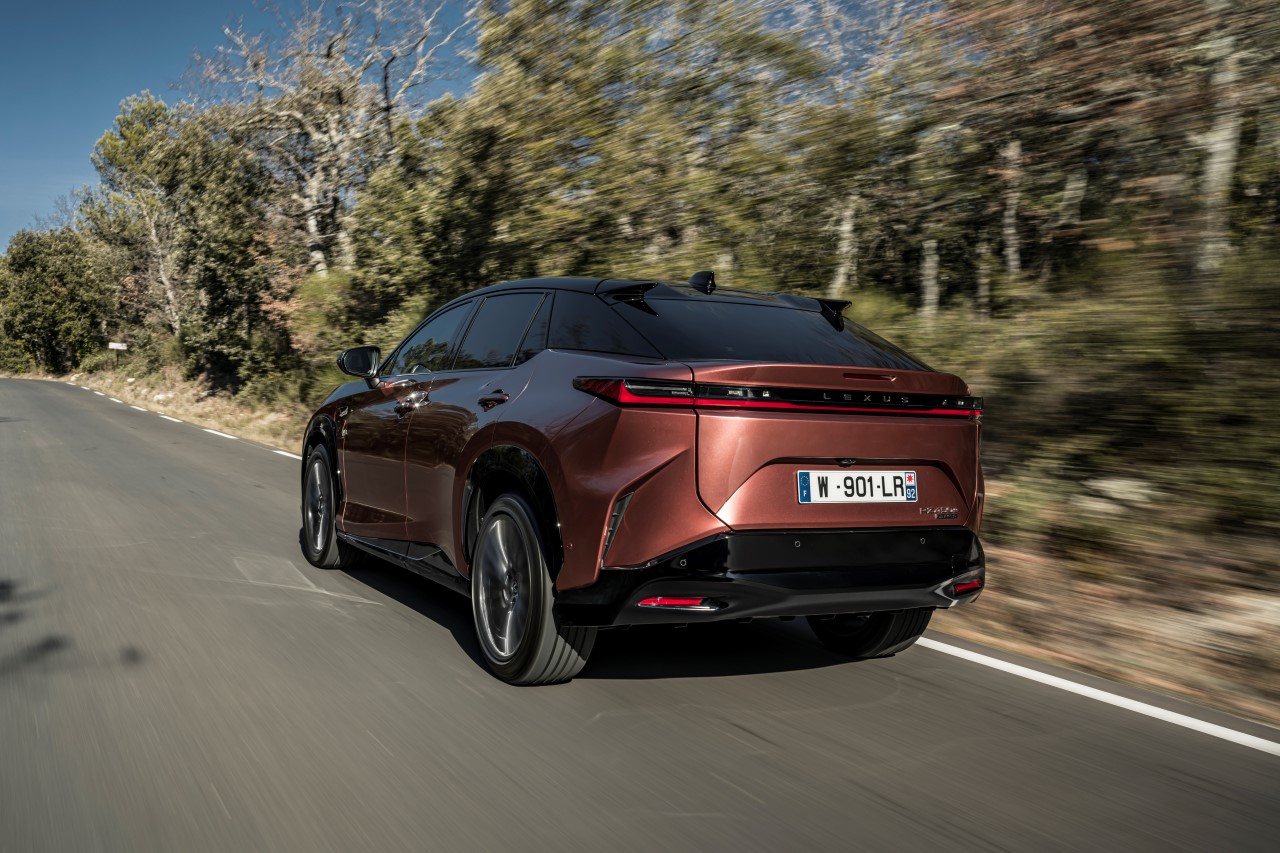 LEXUS RZ 450e ELEKTRYCZNYM SUV-EM ROKU W WIELKIEJ BRYTANII