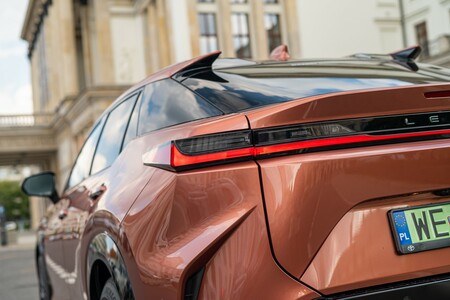 ELEKTRYCZNY LEXUS RZ TO DWA NAPĘDY I INNOWACYJNE TECHNOLOGIE ZMNIEJSZAJĄCE ZUŻYCIE ENERGII 
