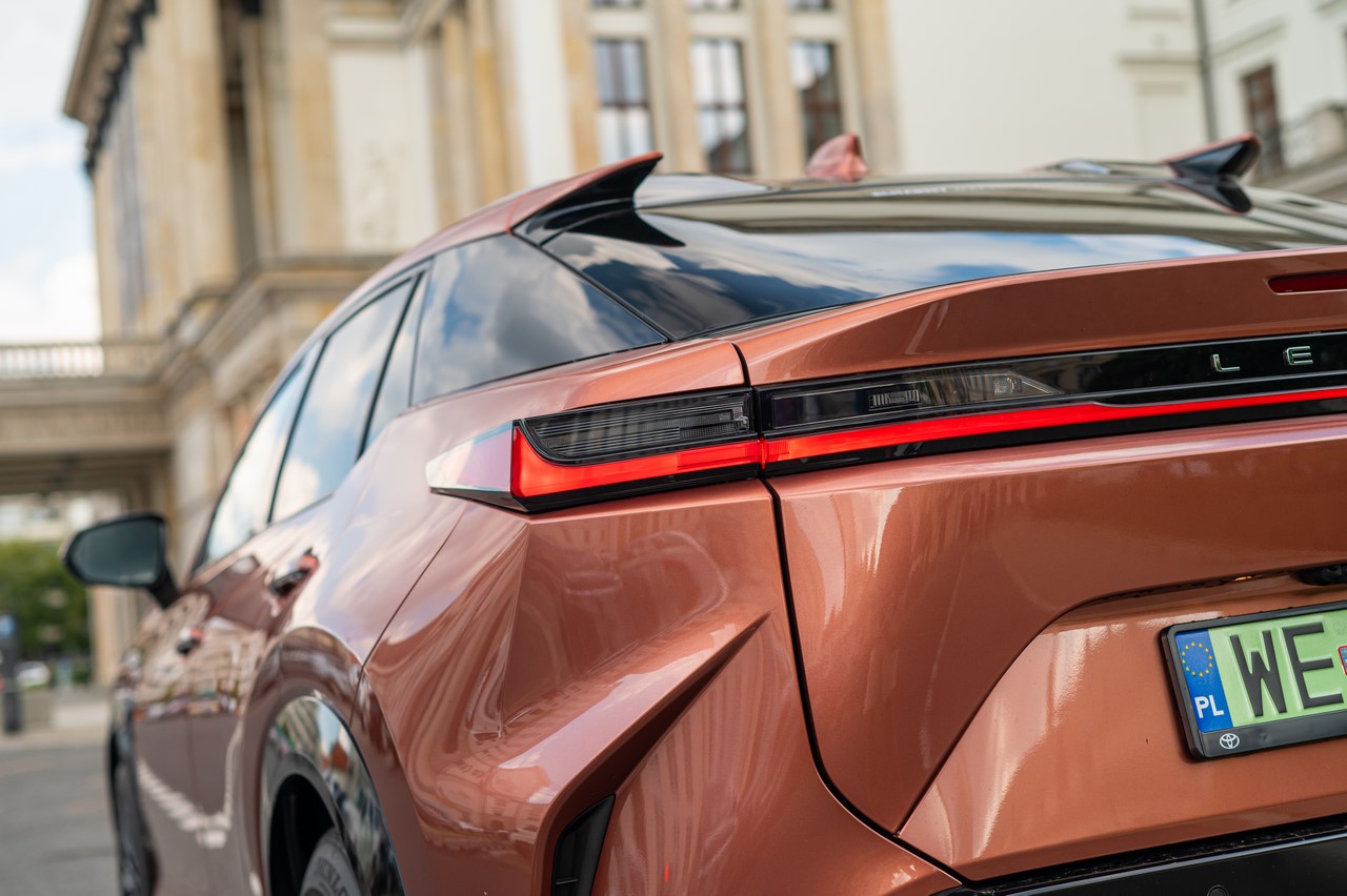 ELEKTRYCZNY LEXUS RZ TO DWA NAPĘDY I INNOWACYJNE TECHNOLOGIE ZMNIEJSZAJĄCE ZUŻYCIE ENERGII 