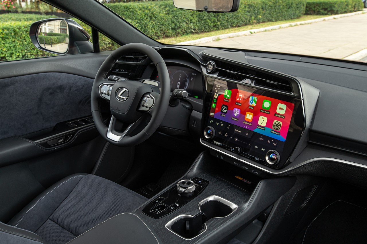 ELEKTRYCZNY LEXUS RZ TO DWA NAPĘDY I INNOWACYJNE TECHNOLOGIE ZMNIEJSZAJĄCE ZUŻYCIE ENERGII 