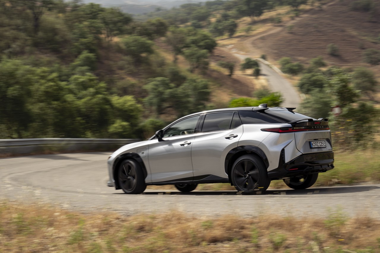 NOWY LEXUS RZ. WIĘCEJ MOCY, WYDAJNIEJSZY NAPĘD, JESZCZE LEPSZE PROWADZENIE