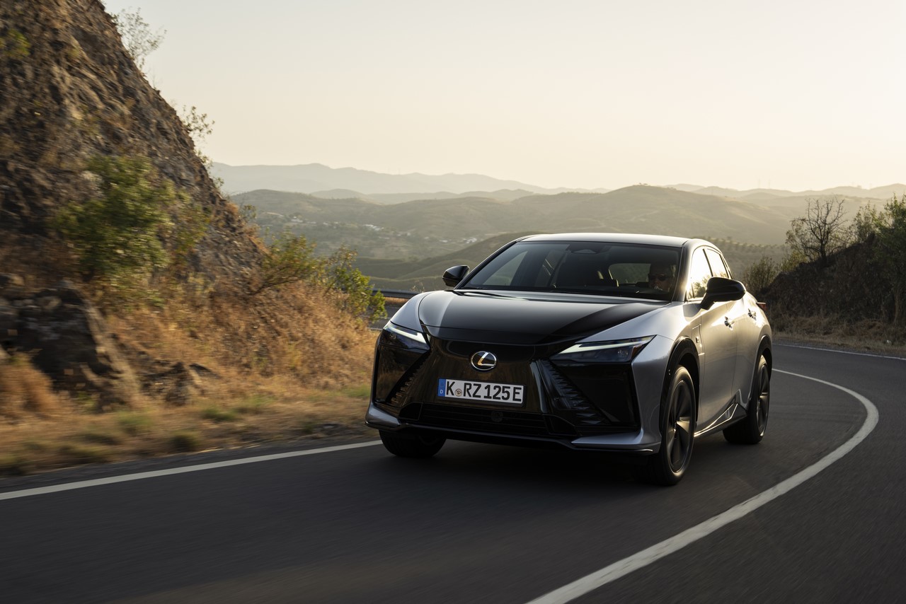 NOWY LEXUS RZ. WIĘCEJ MOCY, WYDAJNIEJSZY NAPĘD, JESZCZE LEPSZE PROWADZENIE