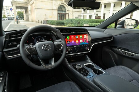 ELEKTRYCZNY LEXUS RZ NAJPRZYSTĘPNIEJSZYM AUTEM W SEGMENCIE D-SUV. NISKIE RATY W LEASINGU KINTO ONE