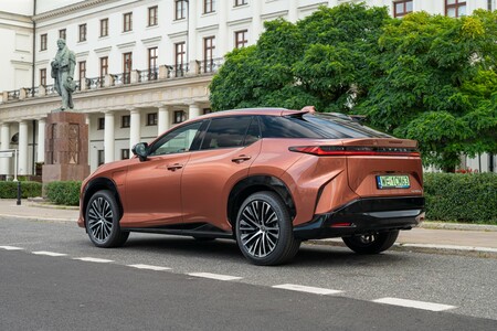 ELEKTRYCZNY LEXUS RZ NAJPRZYSTĘPNIEJSZYM AUTEM W SEGMENCIE D-SUV. NISKIE RATY W LEASINGU KINTO ONE