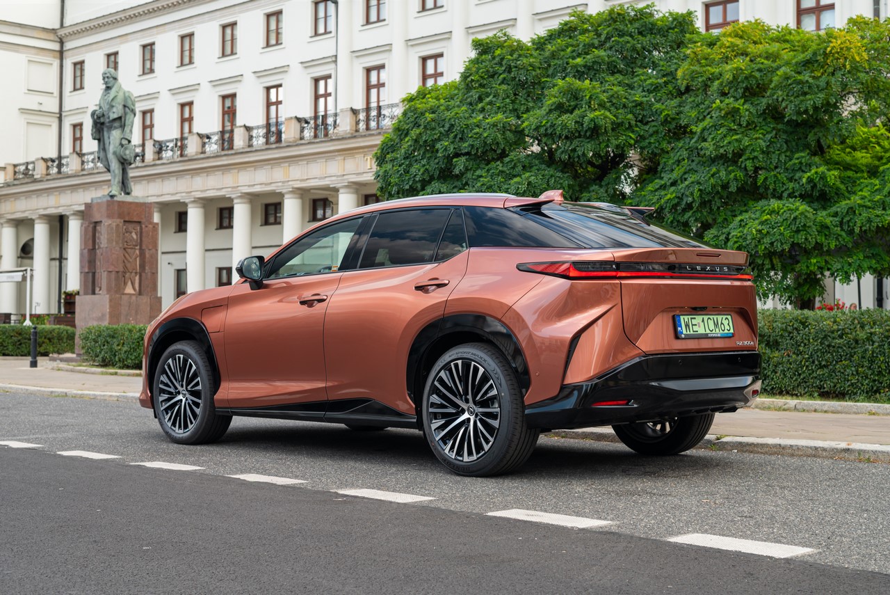 ELEKTRYCZNY LEXUS RZ NAJPRZYSTĘPNIEJSZYM AUTEM W SEGMENCIE D-SUV. NISKIE RATY W LEASINGU KINTO ONE