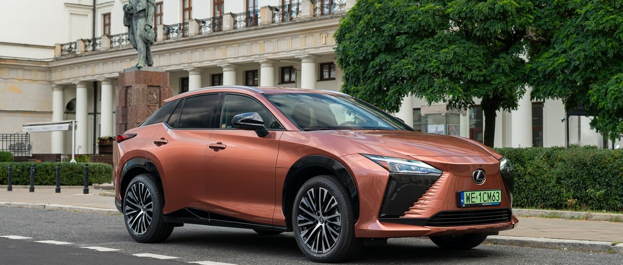 ELEKTRYCZNY LEXUS RZ NAJPRZYSTĘPNIEJSZYM AUTEM W SEGMENCIE D-SUV. NISKIE RATY W LEASINGU KINTO ONE