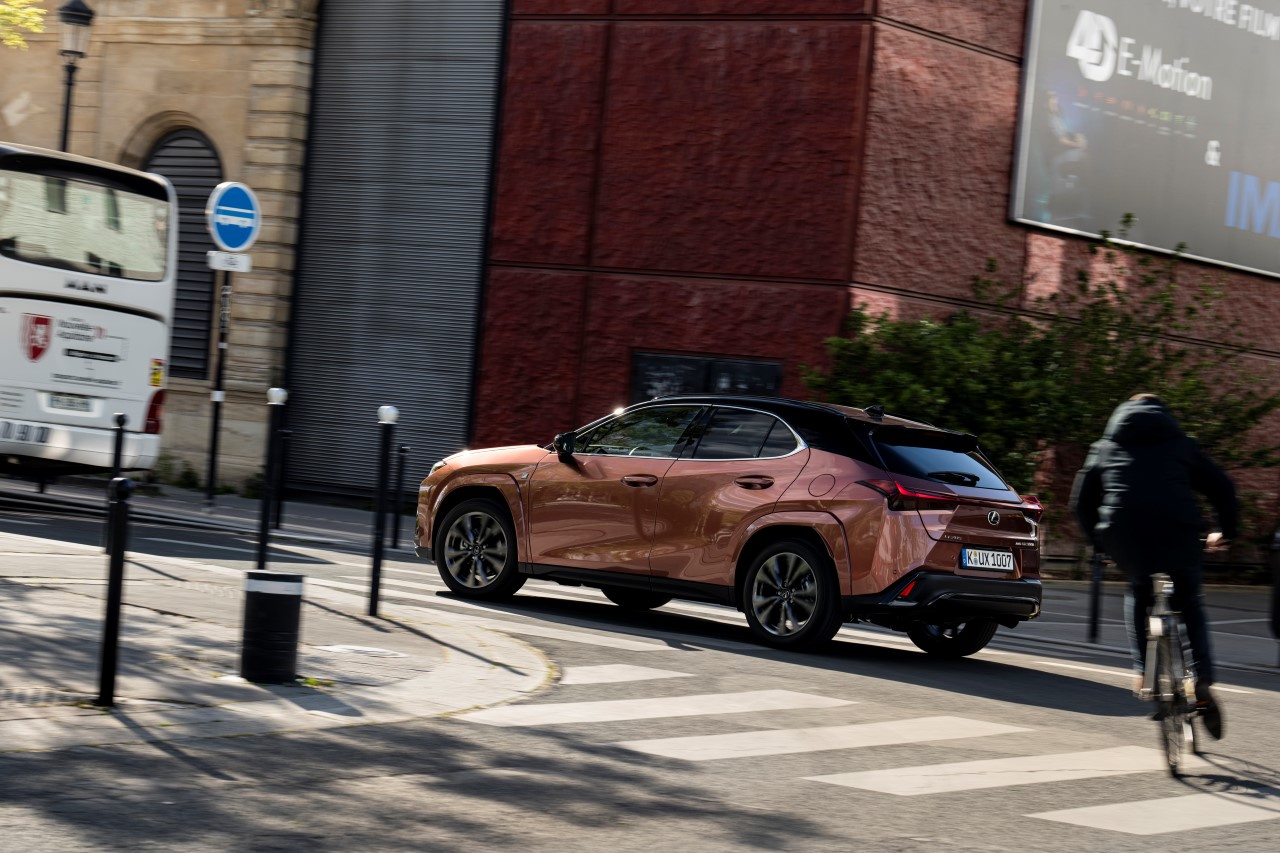 LEXUS UX 300h Z PAKIETEM KORZYŚCI. ATRAKCYJNE FINANSOWANIE I BOGATO WYPOSAŻONE WERSJE