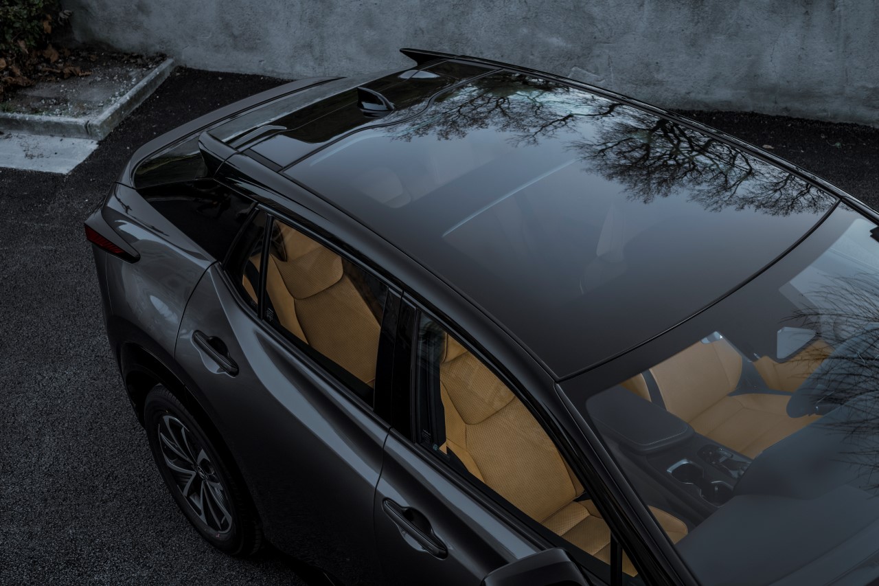 LEXUS RZ 450e Z INNOWACYJNYM NAPĘDEM DIRECT4 I NOWOCZESNYMI TECHNOLOGIAMI WE WNĘTRZU