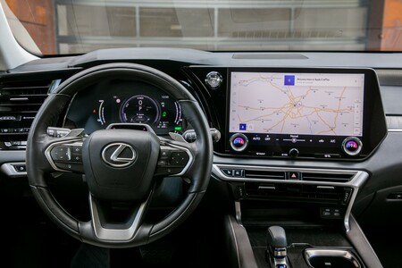 LEXUS Z REKORDOWĄ LICZBĄ ZAREJESTROWANYCH AUT W POLSCE