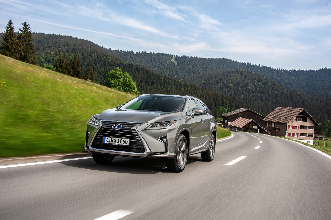 ZELEKTRYFIKOWANY LEXUS RX OD 20 LAT NA RYNKU. SPRZEDANO PONAD 813 TYS. HYBRYD I HYBRYD PLUG-IN 