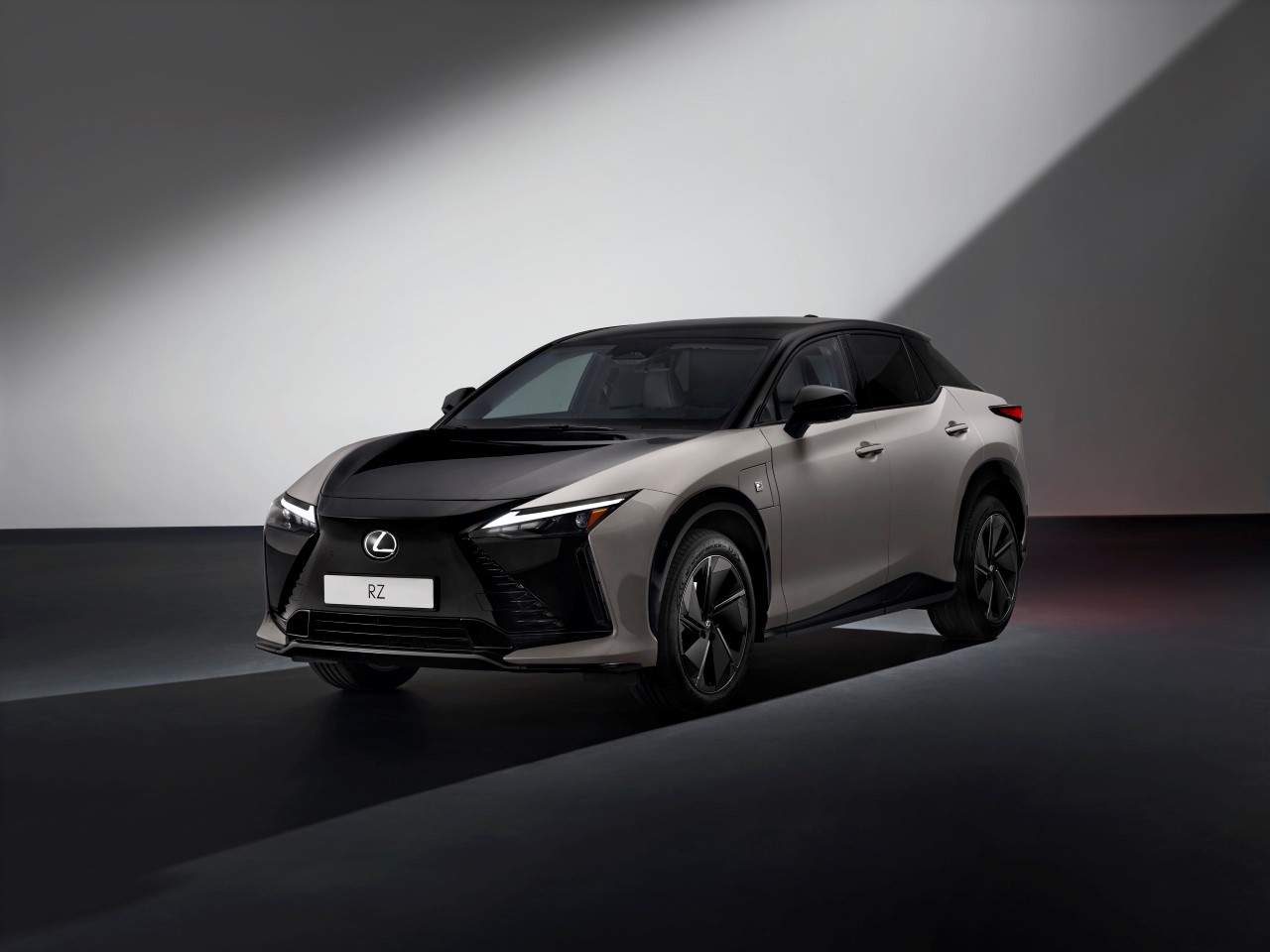ŚWIATOWA PREMIERA NOWEGO LEXUSA RZ 