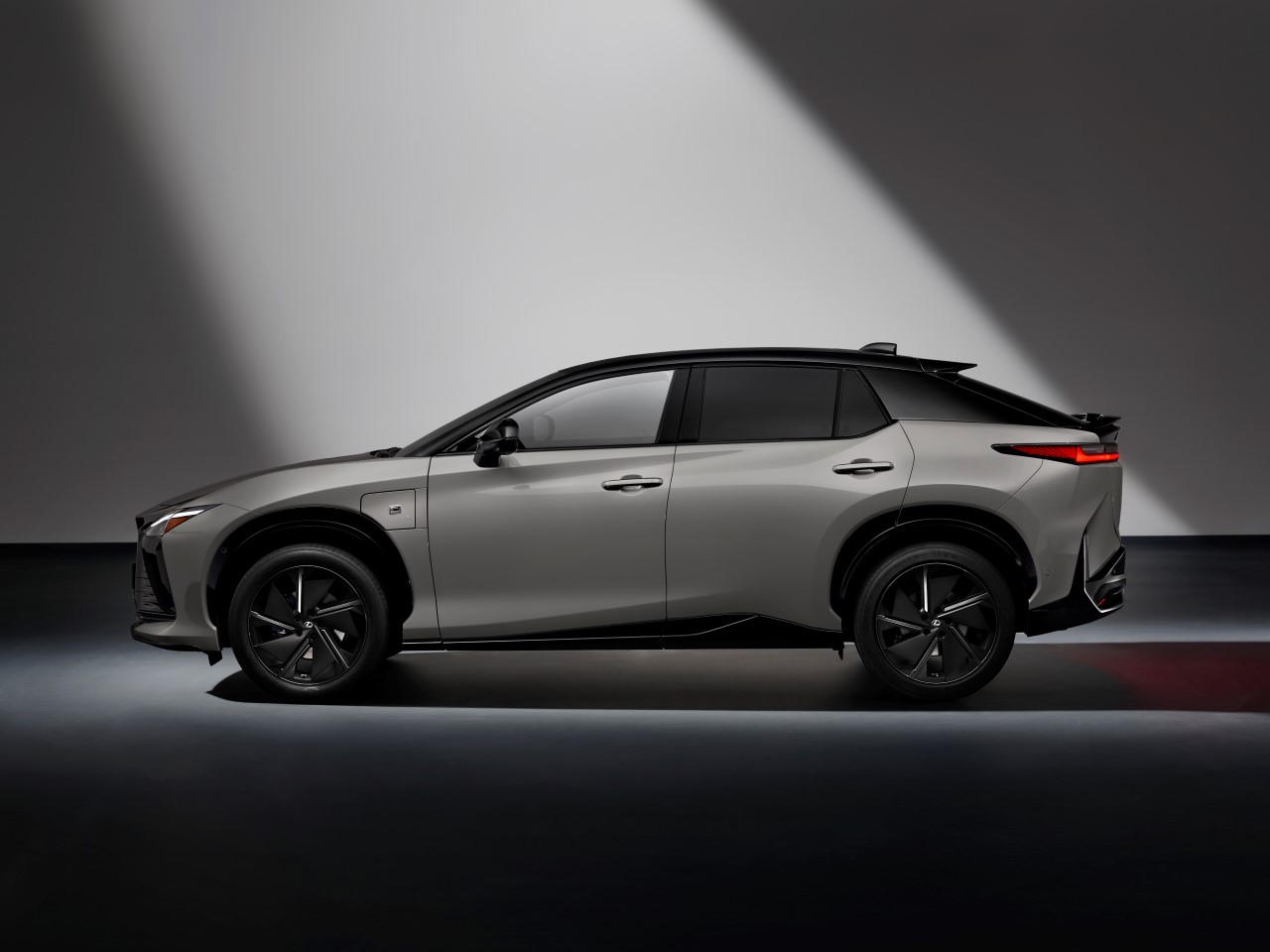ŚWIATOWA PREMIERA NOWEGO LEXUSA RZ 