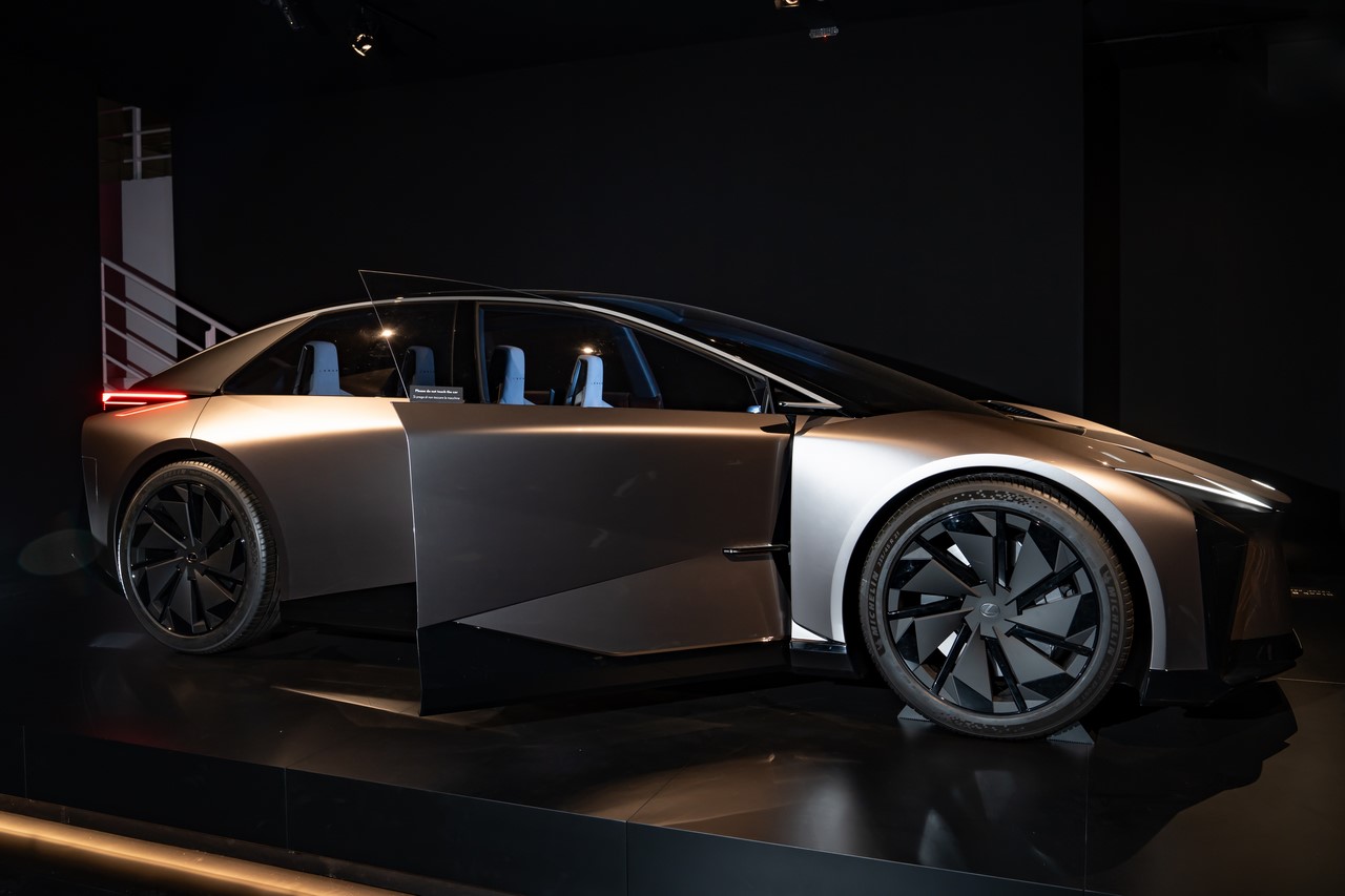 INSTALACJE LEXUSA NA MILAN DESIGN WEEK PREZENTUJĄ POTENCJAŁ TECHNOLOGII SKONCENTROWANYCH NA CZŁOWIEKU