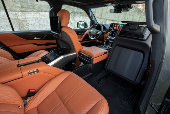 LEXUS LX Z TRZEMA RODZAJAMI KABINY I WERSJĄ F SPORT