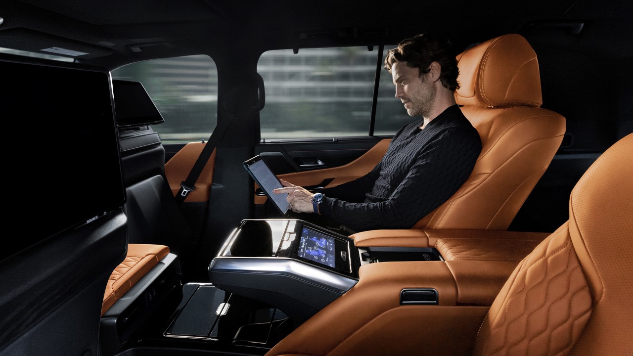 LEXUS LX Z TRZEMA RODZAJAMI KABINY I WERSJĄ F SPORT