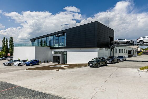 V Košiciach otvorili pre značky Lexus a Toyota najväčší autosalón na Slovensku