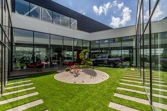 V Košiciach otvorili pre značky Lexus a Toyota najväčší autosalón na Slovensku