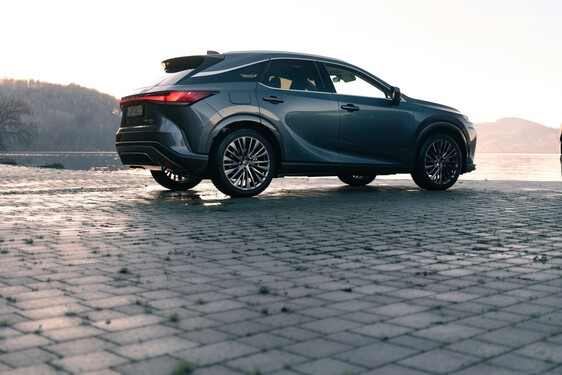 2023 RX 450h+