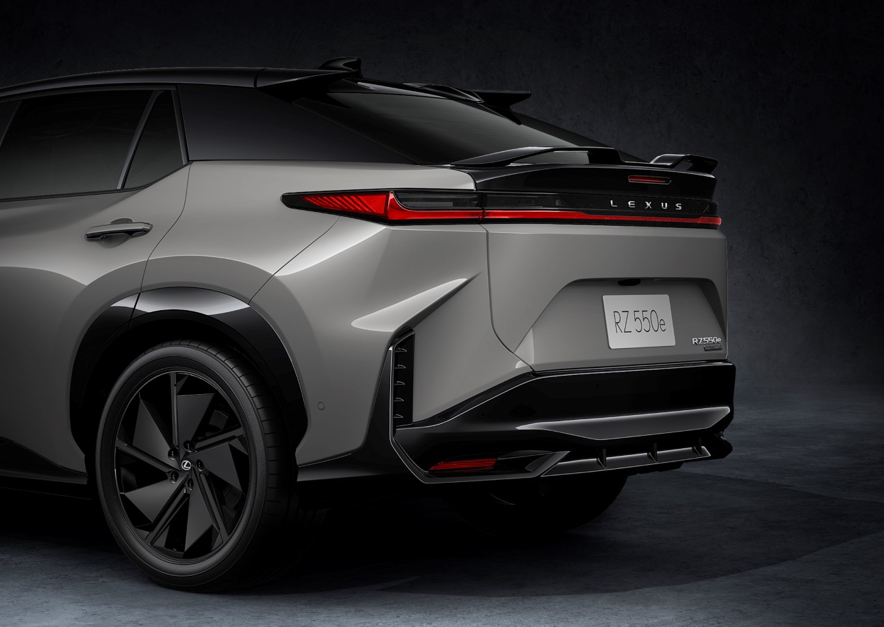 SVĚTOVÁ PREMIÉRA NOVÉHO ELEKTRICKÉHO SUV LEXUS RZ 