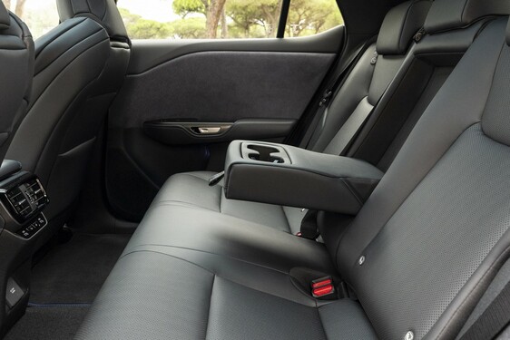 Lexus RZ 2025