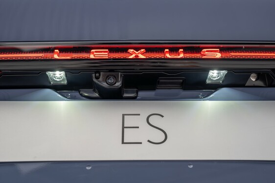 Lexus ES 2025