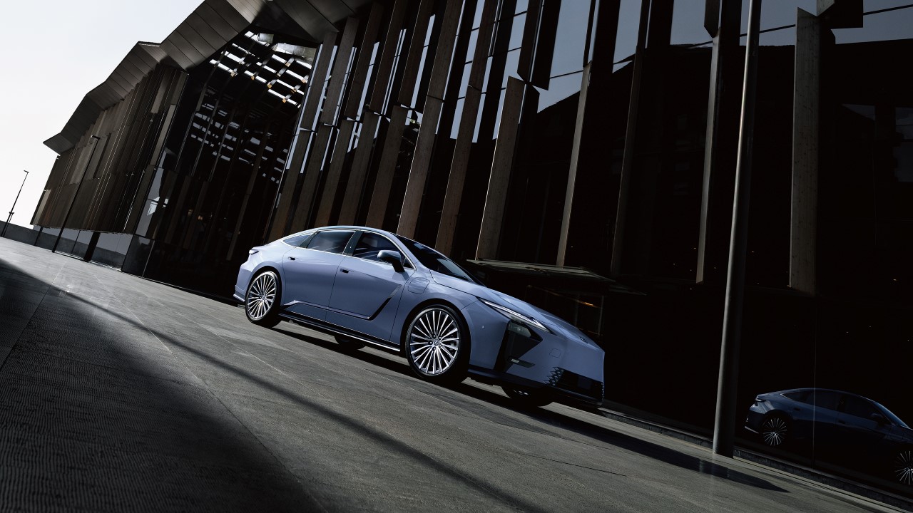 EURÓPSKA PREMIÉRA – NOVÝ LEXUS ES POSÚVA ŠTÝL, LUXUS A KULTIVOVANOSŤ SEDANU NA VYŠŠIU ÚROVEŇ