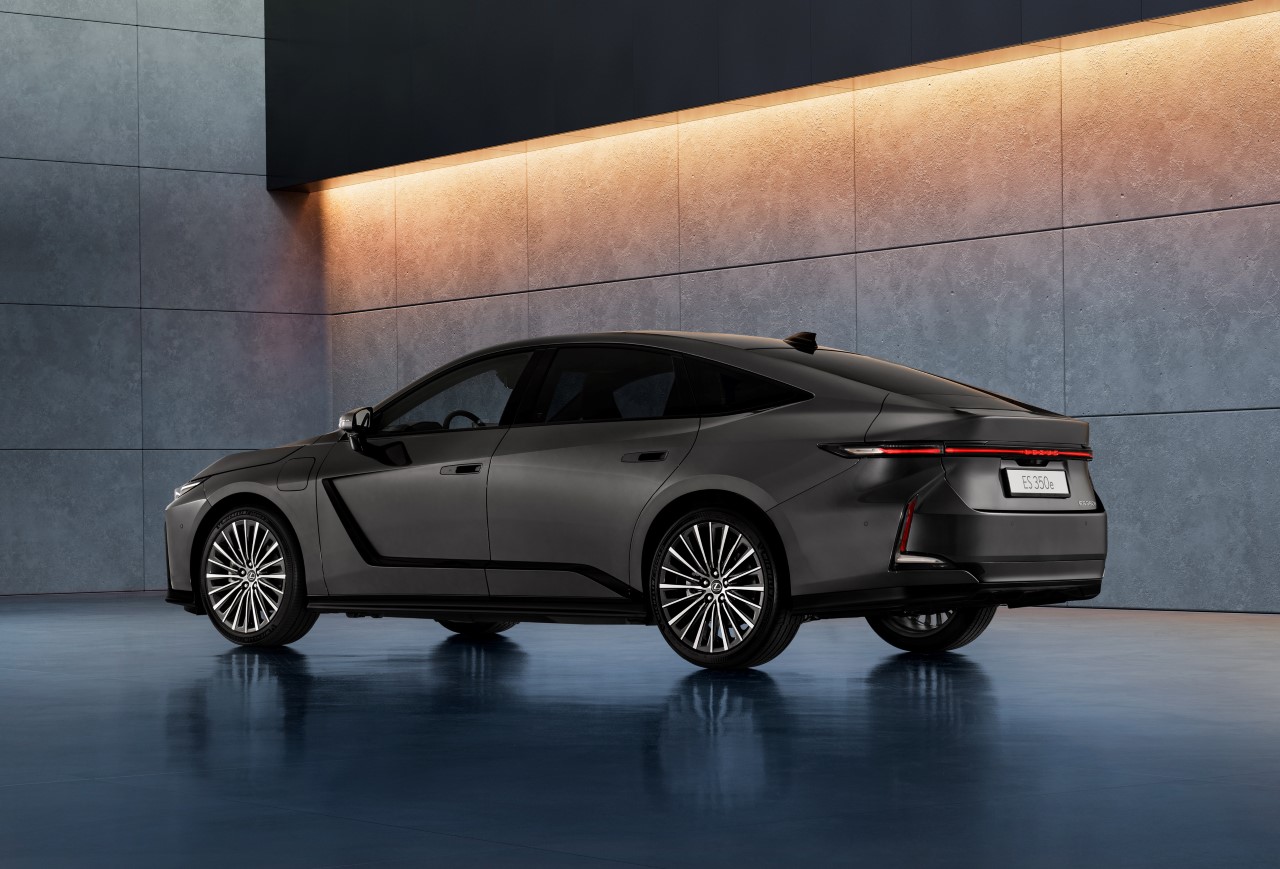 EURÓPSKA PREMIÉRA – NOVÝ LEXUS ES POSÚVA ŠTÝL, LUXUS A KULTIVOVANOSŤ SEDANU NA VYŠŠIU ÚROVEŇ