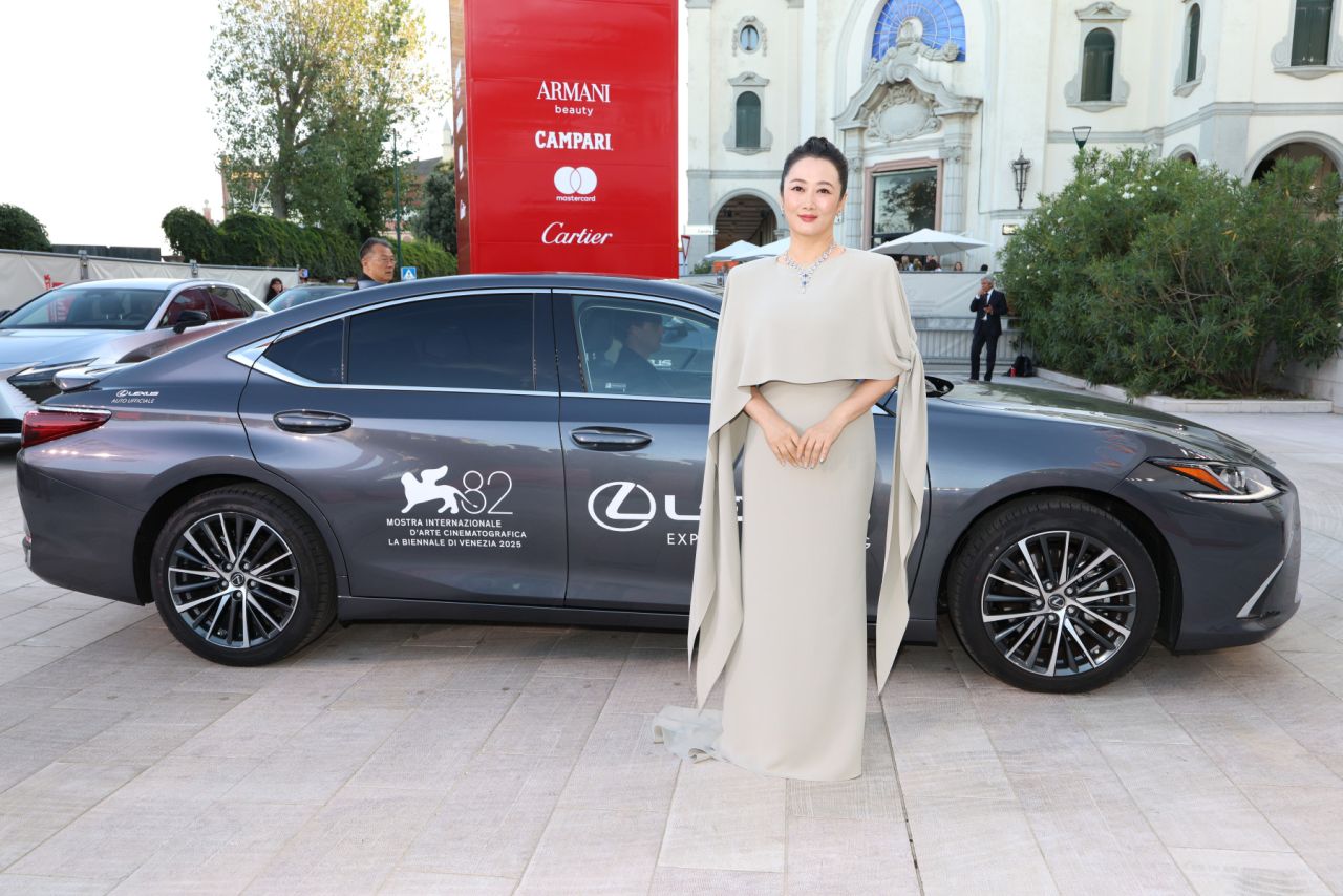 SPOLOČNOSŤ LEXUS OSLÁVILA VÍŤAZA ZLATÉHO LEVA JIMA JARMUSCHA NA ZÁVER 82. MEDZINÁRODNÉHO FILMOVÉHO FESTIVALU V BENÁTKACH