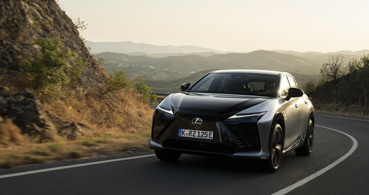 LEXUS NA SLOVENSKU SPUSTIL PREDPREDAJ MODERNIZOVANÉHO PLNE ELEKTRICKÉHO MODELU RZ