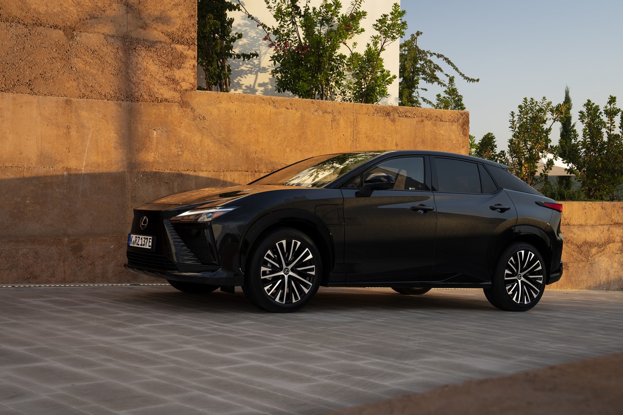 LEXUS NA SLOVENSKU SPUSTIL PREDPREDAJ MODERNIZOVANÉHO PLNE ELEKTRICKÉHO MODELU RZ