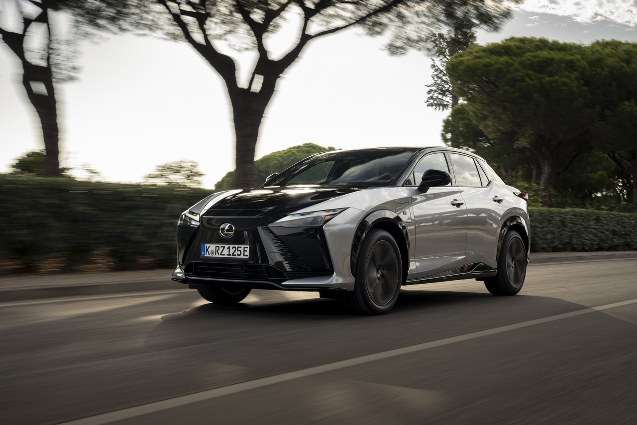 LEXUS NA SLOVENSKU SPUSTIL PREDPREDAJ MODERNIZOVANÉHO PLNE ELEKTRICKÉHO MODELU RZ