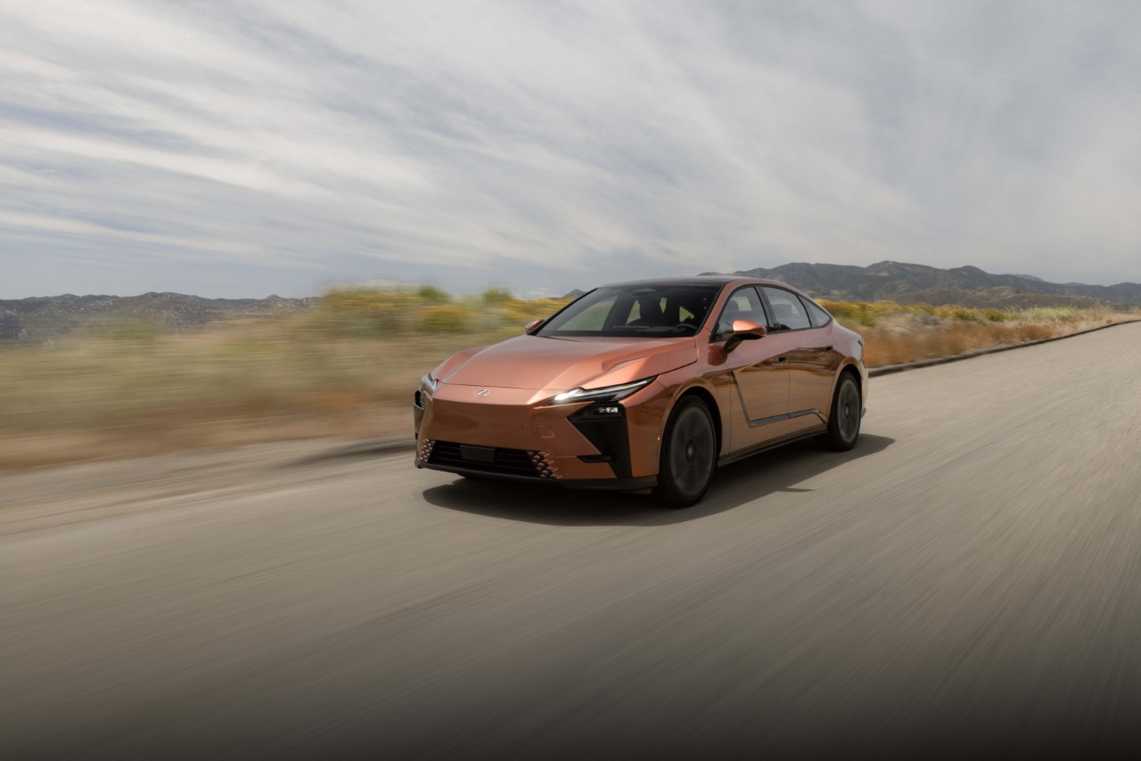 AZ ÚJ LEXUS ES: AMIKOR AZ ELEGANCIA TALÁLKOZIK AZ ELEKTRIFIKÁCIÓVAL