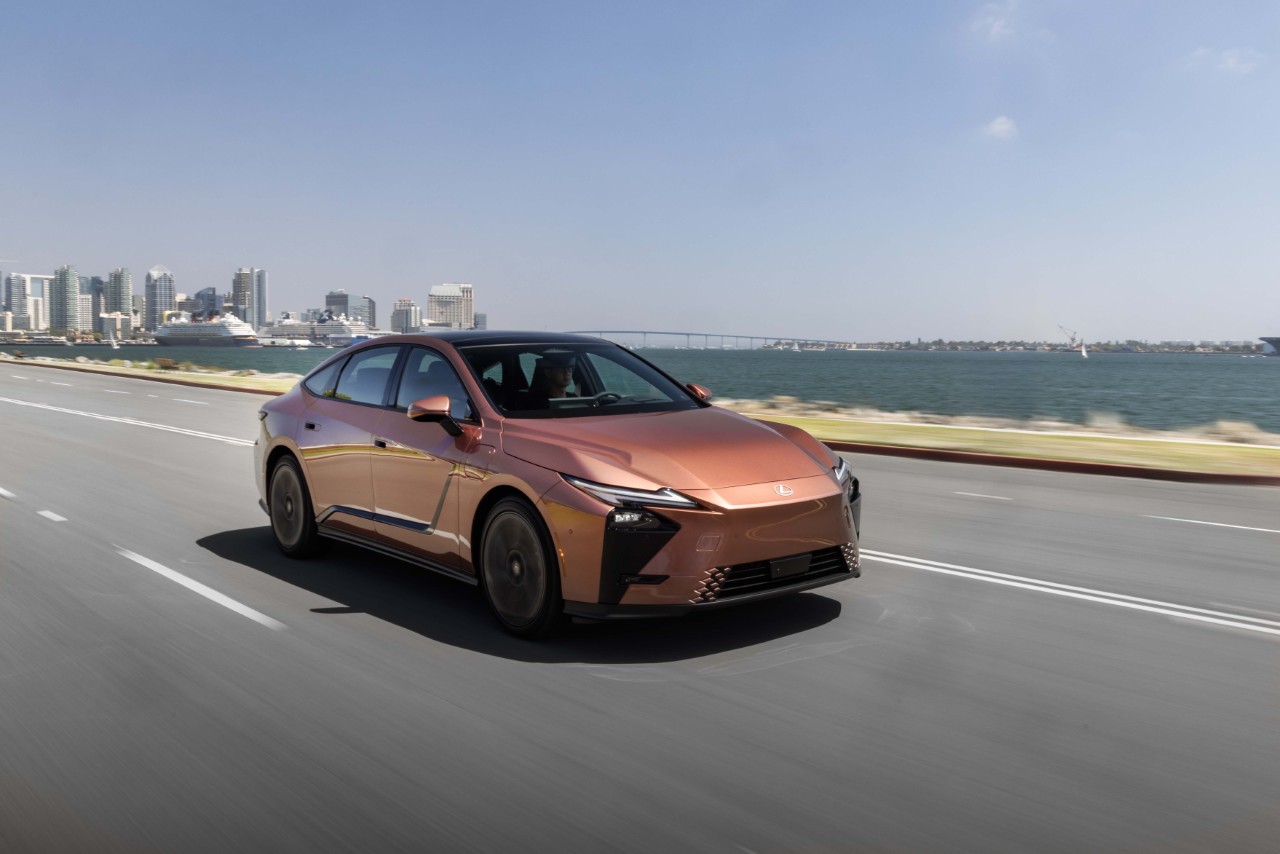 AZ ÚJ LEXUS ES: AMIKOR AZ ELEGANCIA TALÁLKOZIK AZ ELEKTRIFIKÁCIÓVAL