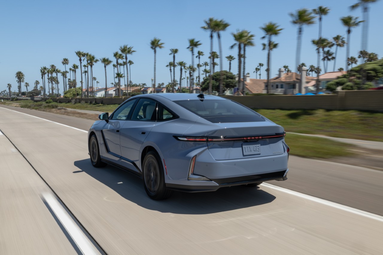 ÚPLNE NOVÝ LEXUS ES: NOVÁ DEFINÍCIA LUXUSNÉHO SEDANU