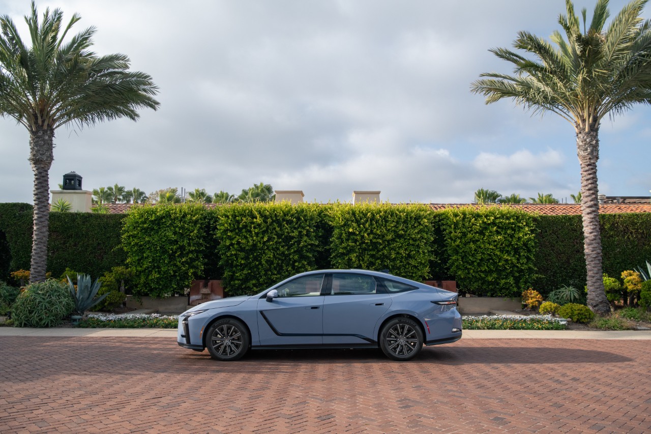ÚPLNE NOVÝ LEXUS ES: NOVÁ DEFINÍCIA LUXUSNÉHO SEDANU