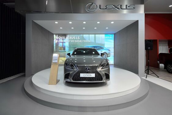 ZNAČKA LEXUS ZÍSKALA NA AUTOSALÓNE V BRATISLAVE AŽ DVE OCENENIA
